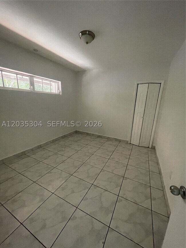 Building Photo - 1435 NE 173rd St