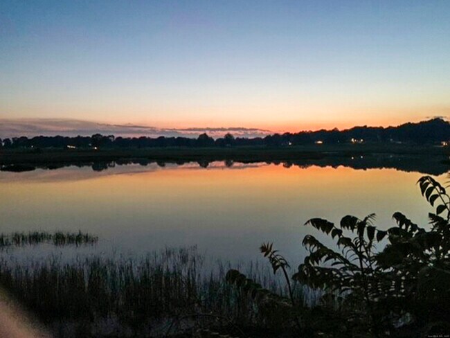 Building Photo - 52 Shorehaven Rd