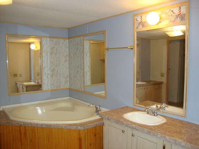 Building Photo - 214 Bluebonnet Dr