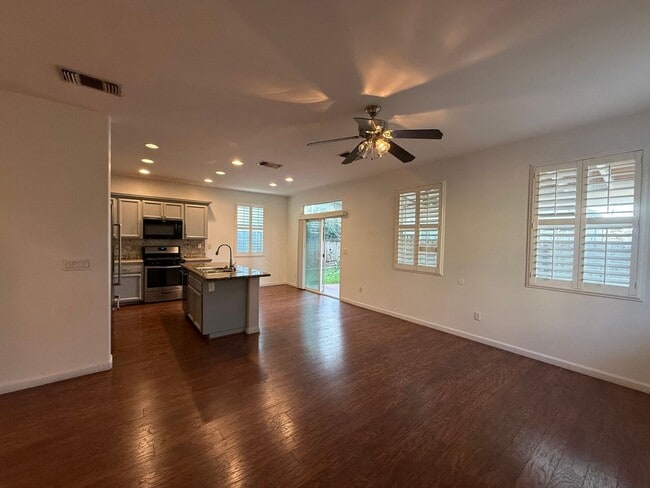 Building Photo - Nice Home with great floorplan