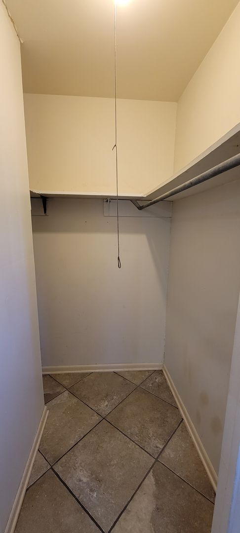 Building Photo - Very nice 4 bedroom/2 bath house with oven and dishwasher!