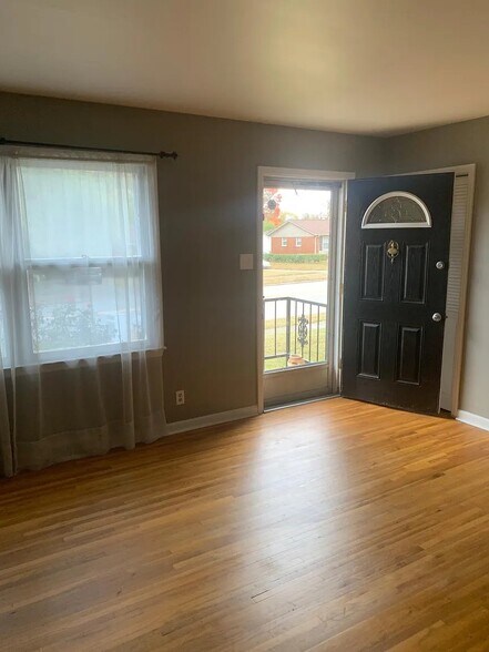 Building Photo - 1094 Briarwood Dr