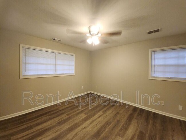 Building Photo - 2830 Knollview Dr