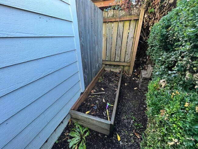 Building Photo - Lovely 2 Bed + 1 Bath Unit in Forest Grove...
