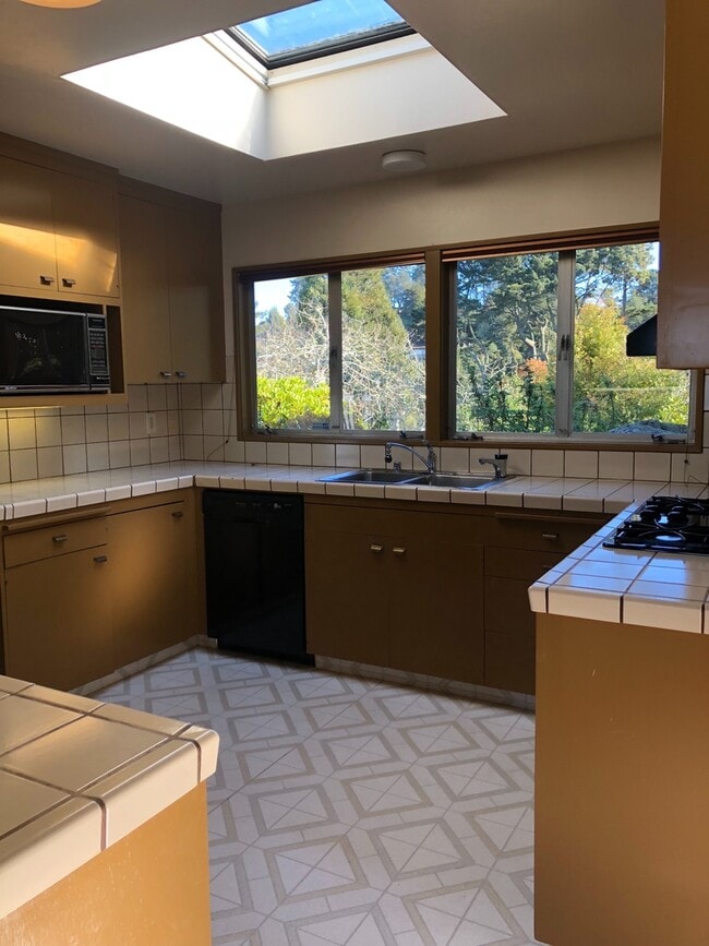 Building Photo - Lovely 3/2 home in the hills of El Cerrito with breathtaking views of the bay!