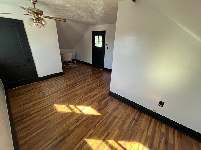 Building Photo - 334 N 60th St