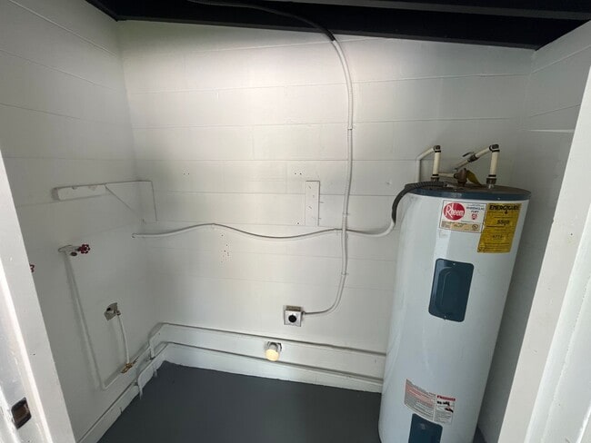 Building Photo - 126-132 E Harding St