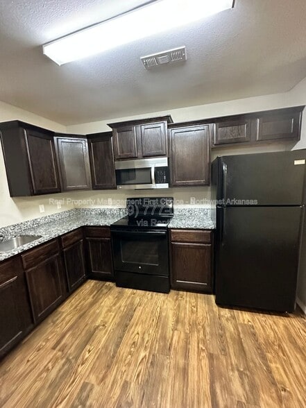 Building Photo - 2900 SW Amberwood Ave