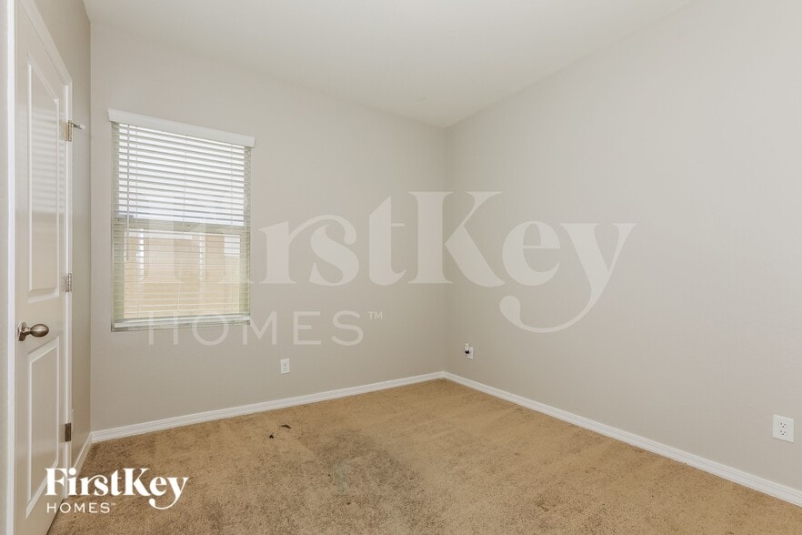 Building Photo - 335 W Powell Dr