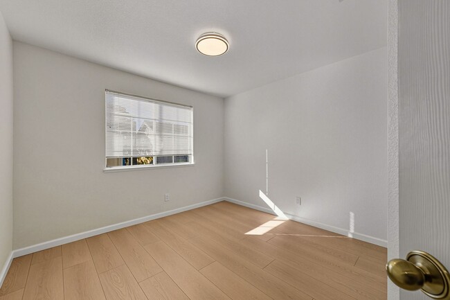 Building Photo - Updated Family Spacious Home w/ Fenced in ...
