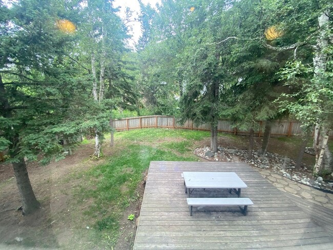 Building Photo - A gorgeous Eagle River home with views for...