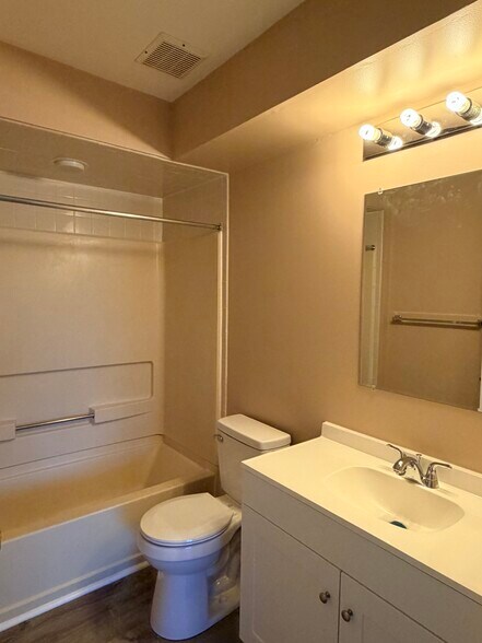 Building Photo - 614 Waterford Dr