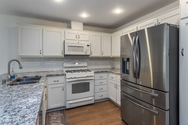 Building Photo - In the heart of Westlake Village this sing...