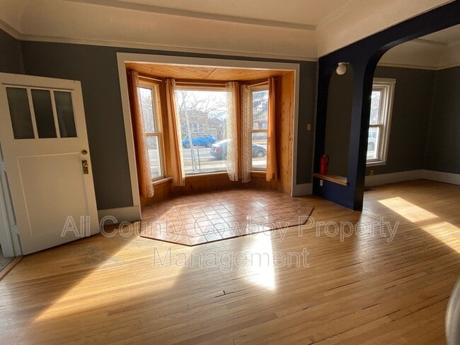 Building Photo - 418 S 6th St