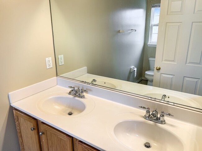 Building Photo - Inviting 3 Bed, 2.5 Bathroom Townhome in E...