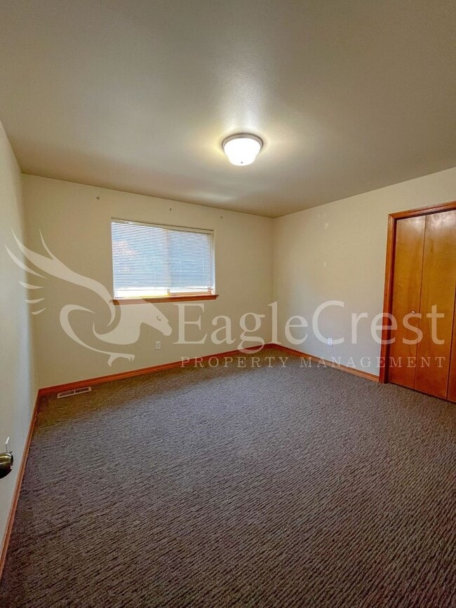 Building Photo - Large 6-Bedroom Whitman Neighborhood House; Students Welcome!