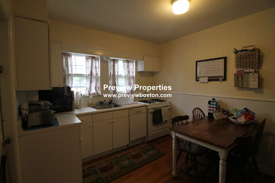 Building Photo - 14 Champney St