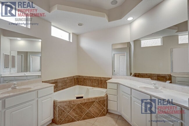 Building Photo - 652 Planters Manor Way