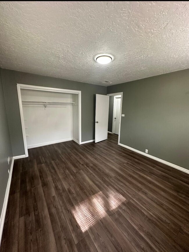 Building Photo - This is a 4 bedroom 1 Full bathroom house which has a spacious living room, dining room and full ...