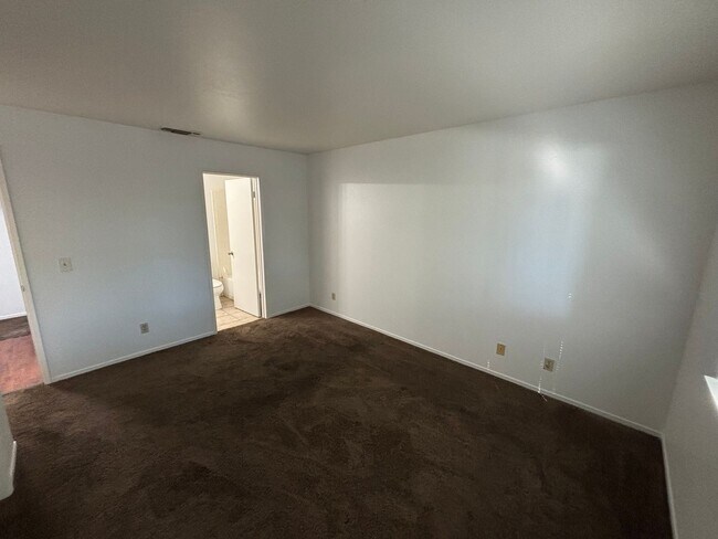 Building Photo - Rosemont Condo - Spacious & Updated 2-Bed, 1-Bath Condo with In-Unit Laundry!