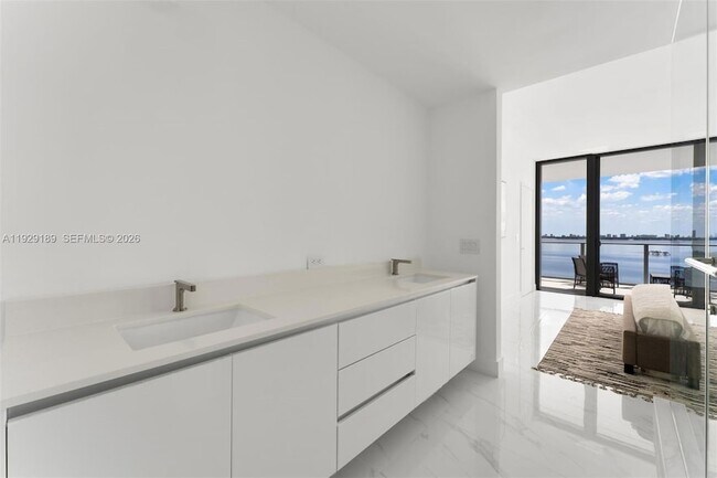 Building Photo - 700 NE 24th St