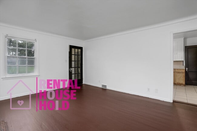Building Photo - Summer Special~ 3 BEDROOM 1 BATH BUNGALOW ...