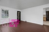 Building Photo - ~ 3 BEDROOM 1 BATH BUNGALOW FREE PRE-SCREEN