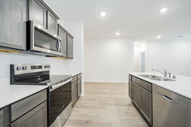 Building Photo - 2139 Thornton Dr