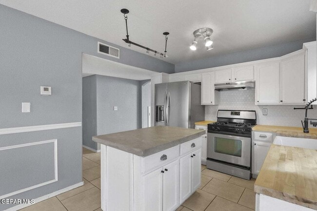 Building Photo - 653 Pete Payan Dr