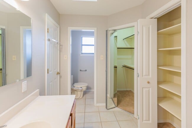 Building Photo - Charming 3 Bedroom 2 Bathroom - Spacious & Fenced Backyard