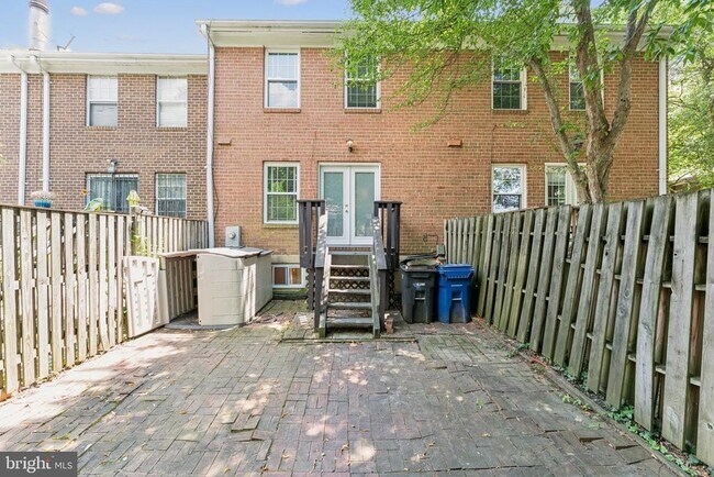 Building Photo - 512 S Henry St