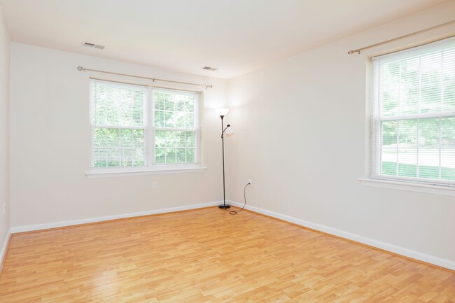 Building Photo - Gorgeous Beautifully Two Bedroom Unit