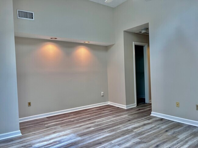 Building Photo - 158 Paddock Ave