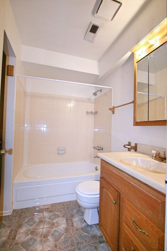 Building Photo - Charming Bi-level Home Available in Colora...