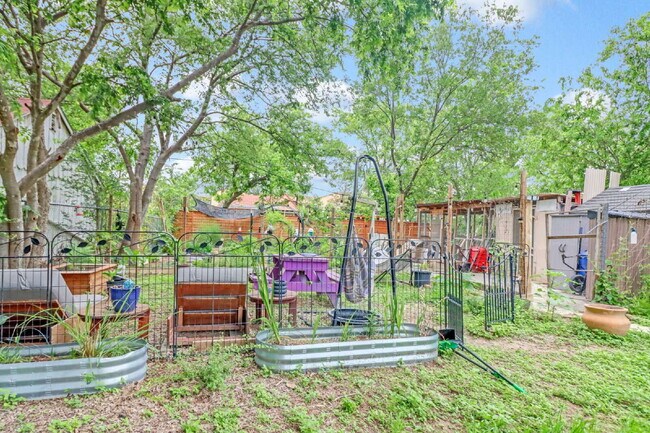 Building Photo - "Charming 3-Bed, 2-Bath Oasis on West Mistletoe Avenue – Spacious 1140 Sq Ft in San Antonio!"