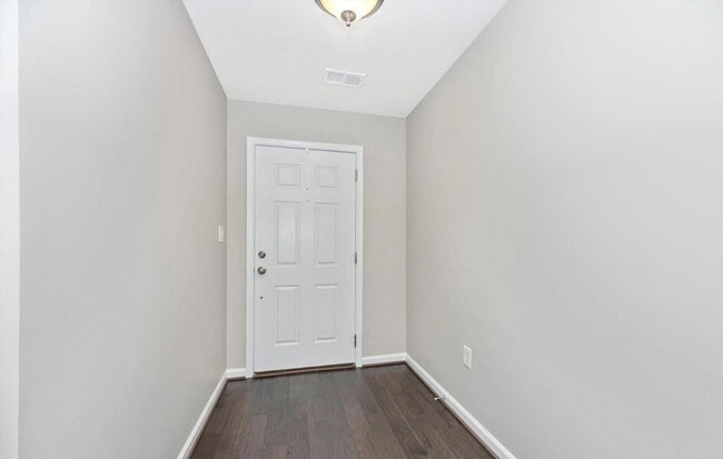 Building Photo - 3 level townhouse (newer construction) in Jefferson Place Community available early May!