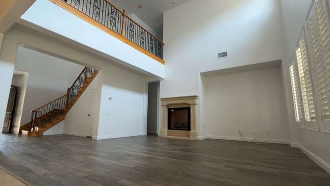 Building Photo - A Perfect Blend of Luxury, Comfort & Style