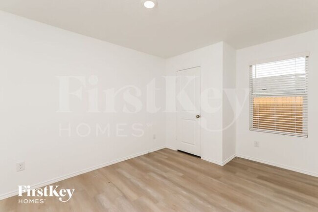 Building Photo - 10422 McClintock Dr