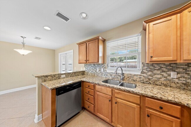 Building Photo - Fantastic 5 Bedroom in Fort Walton Beach!