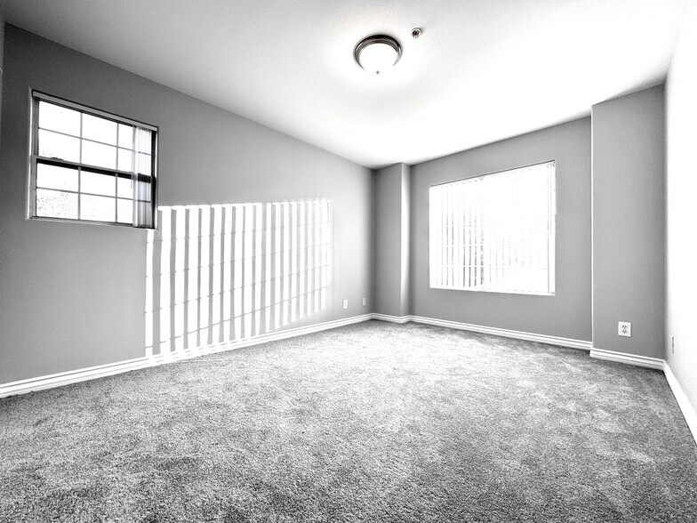 3rd bedroom with multiple windows - 27 Hampton Ct