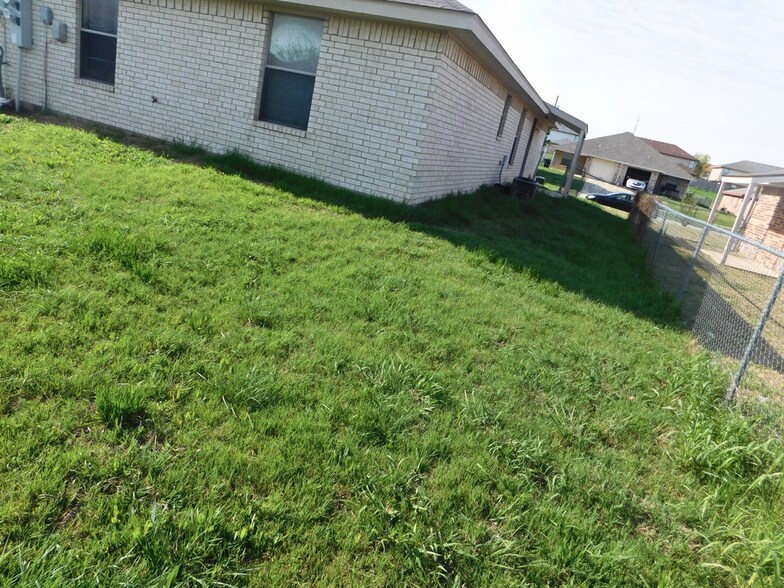 Building Photo - 2803 Alma Dr