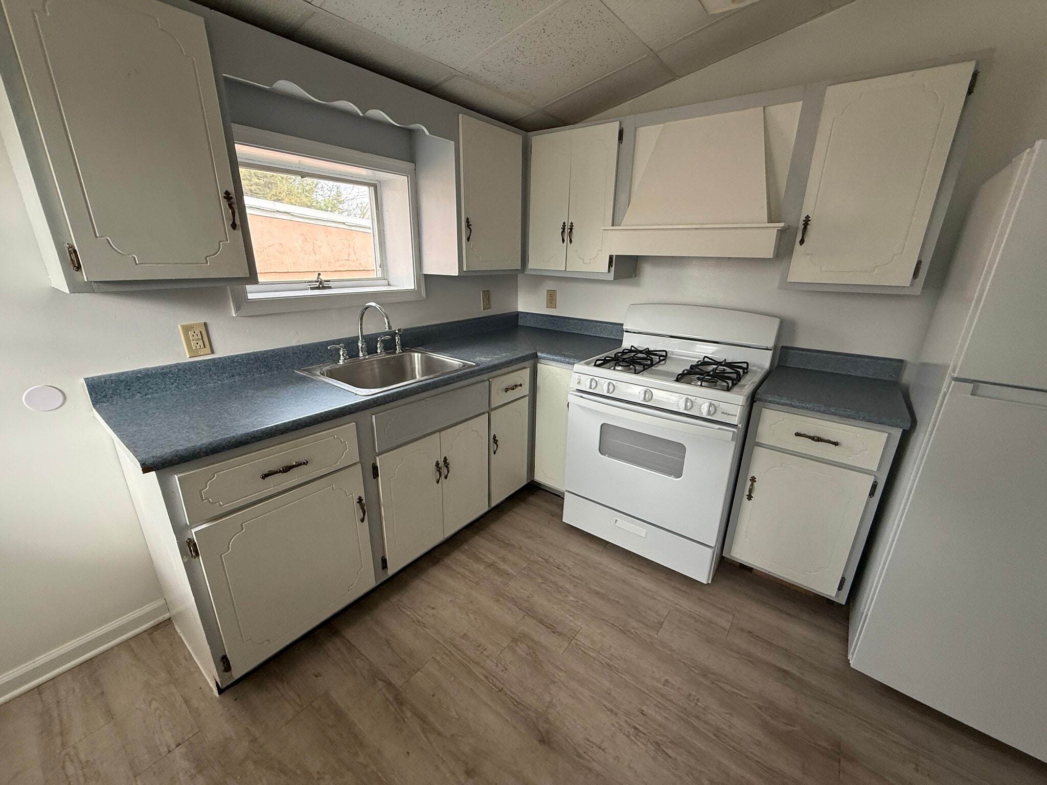 Building Photo - 1415 Diamond Ave