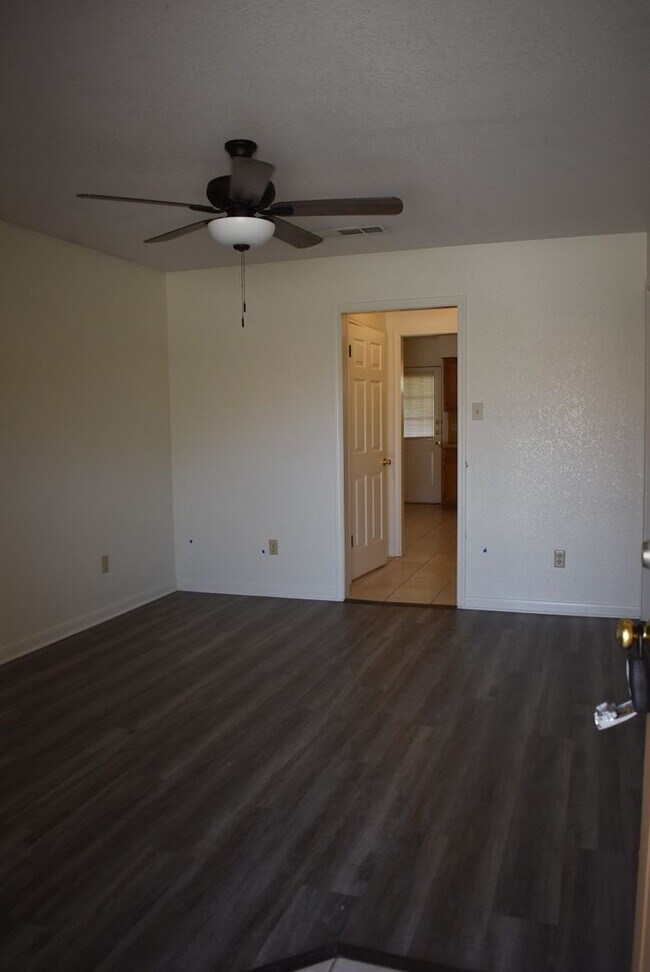 Building Photo - 907 Crymes Ln