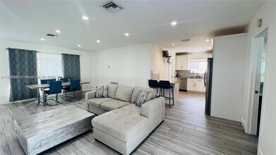 Building Photo - 911 N 14th Ave