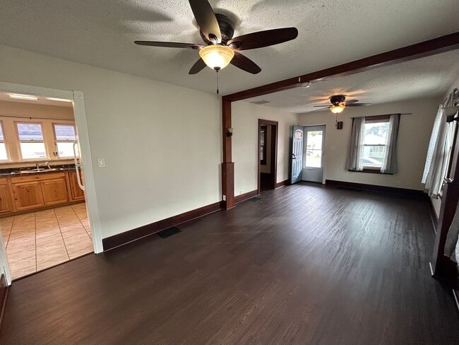 Building Photo - 2 Bedroom 1 Bath