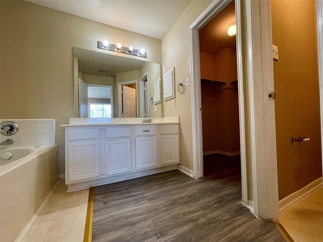 Building Photo - 7303 Foxshadows Ln