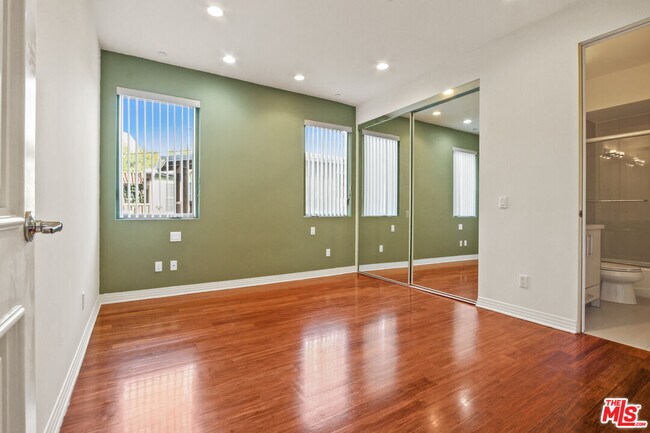 Building Photo - 819 S Holt Ave