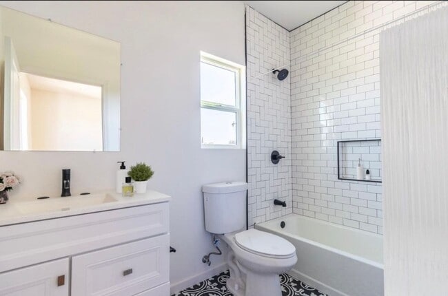 Building Photo - 4BR 3Ba Modern Townhome in Prime NOHO