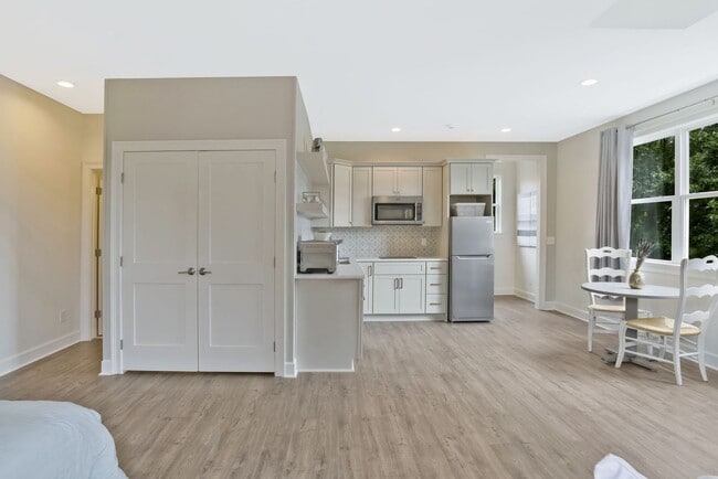 Building Photo - 1 Bed, 1 Bath Garage Apartment in Westhaven