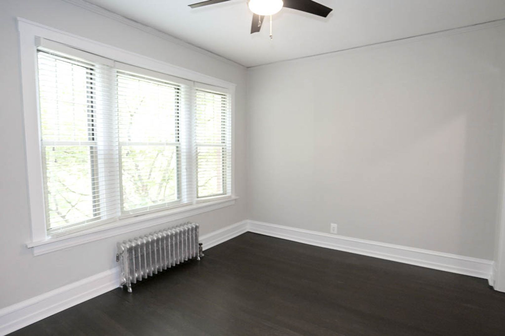 Building Photo - 1607 W Berteau Ave